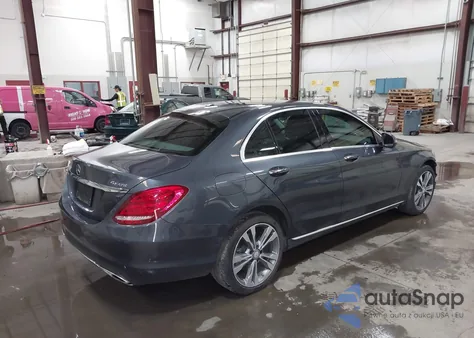 2016 Mercedes-Benz C 300 4Matic z USA, uszkodzony, nr VIN 55SWF4KB5GU166815